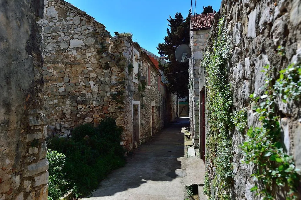 Apartments Nino Sukošan